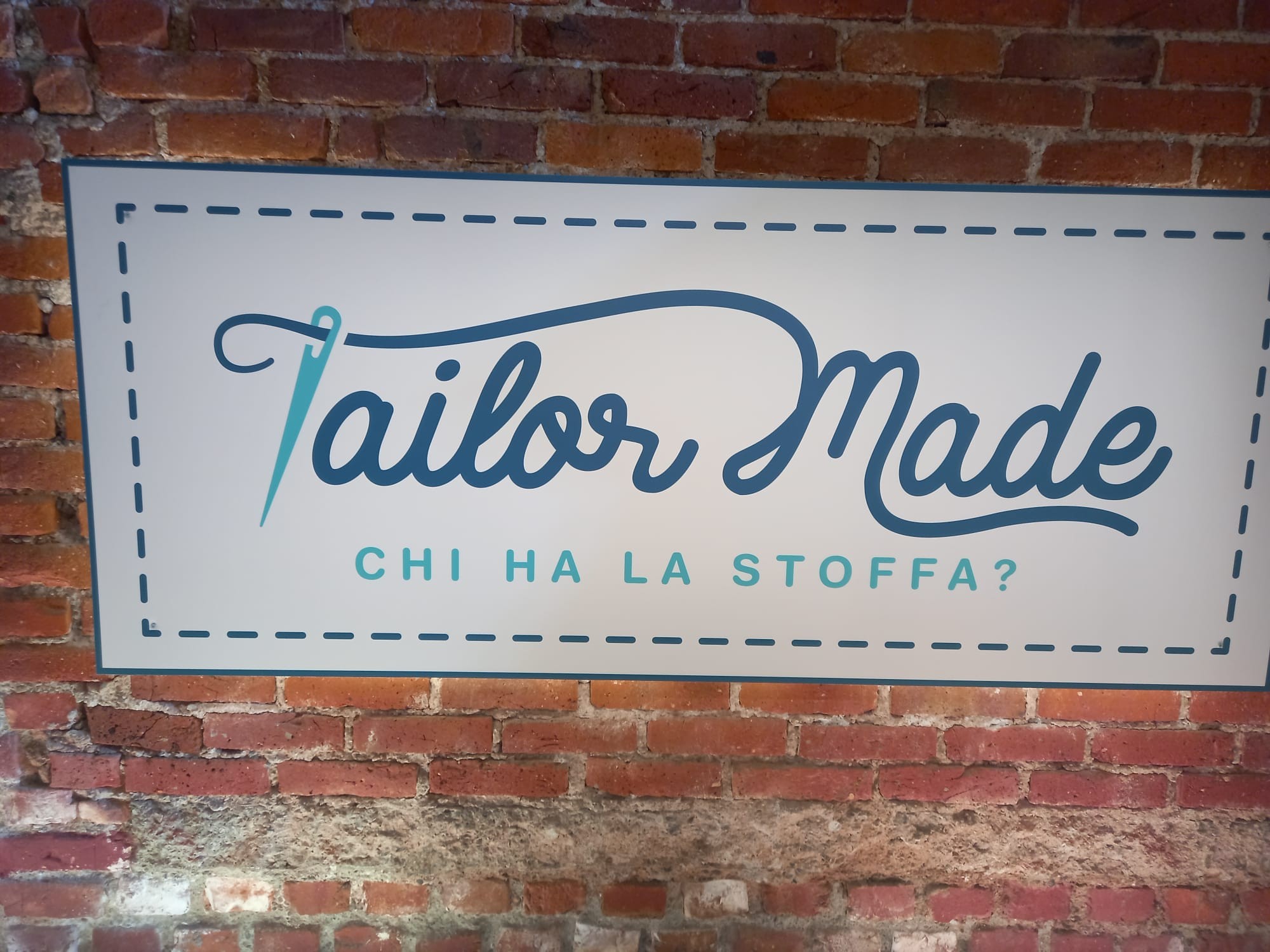 Tailor Made – Chi ha la stoffa?: la scenografia
