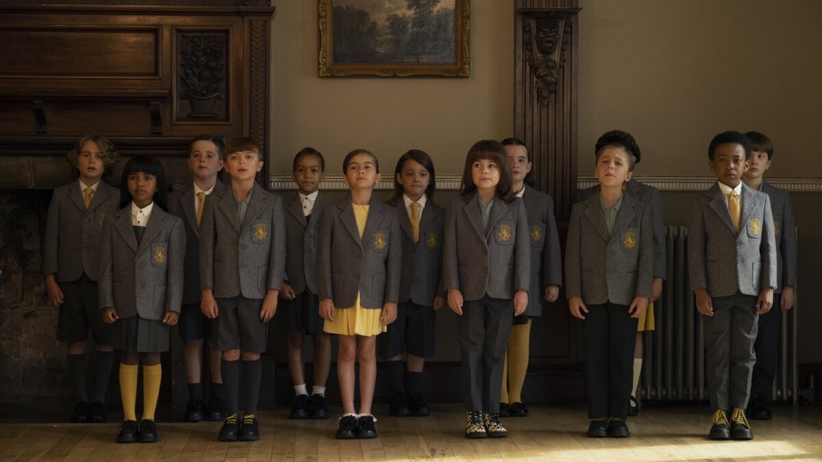 Il Villaggio dei Dannati il classico sci-fi diventa una serie tv su Sky e NOW: trama, cast e recensione