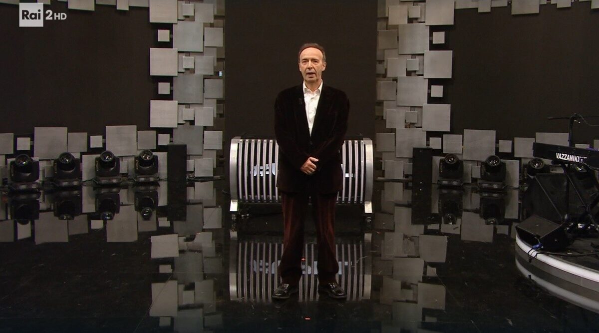 Benigni torna in tv, a mezzanotte e senza preavviso. L’ultimo regalo (con colpo di scena) di Una pezza di Lundini