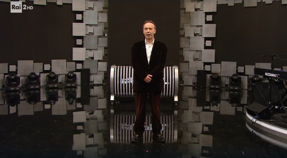 Benigni torna in tv, a mezzanotte e senza preavviso. L’ultimo regalo (con colpo di scena) di Una pezza di Lundini