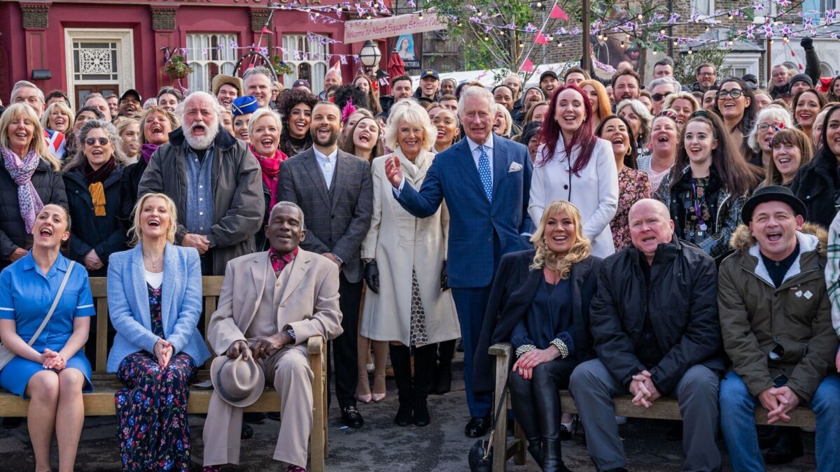 EastEnders, Carlo e Camilla guest star per il Giubileo della Regina