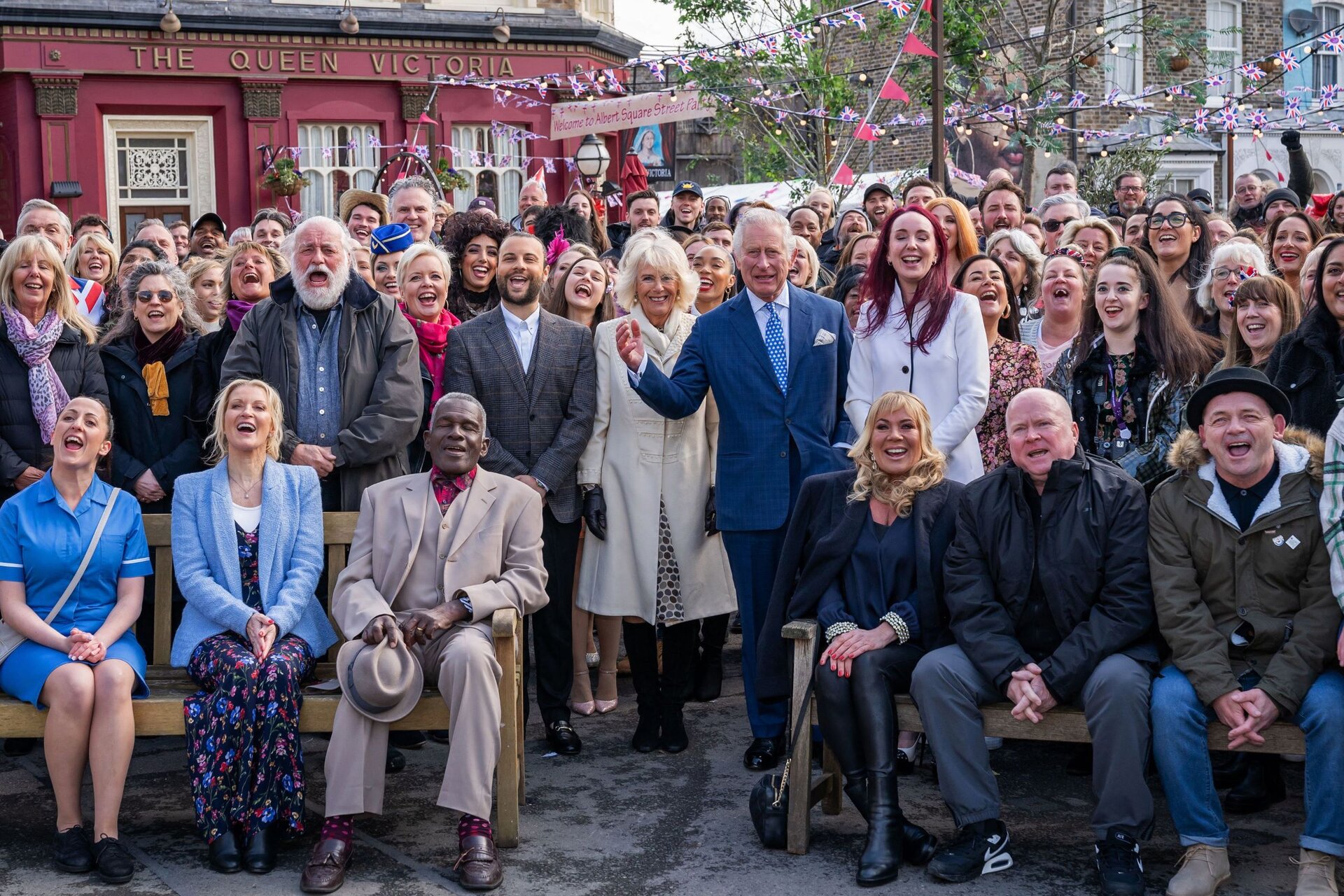 EastEnders, Carlo e Camilla guest star per il Giubileo della Regina