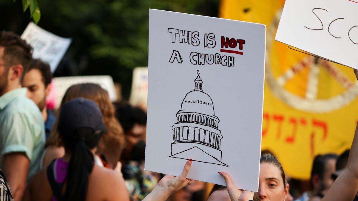 USA, aborto e Corte Suprema: torna virale l’ira di Ana Kasparian: “Cristiani, non avete il diritto di decidere della mia vita!”