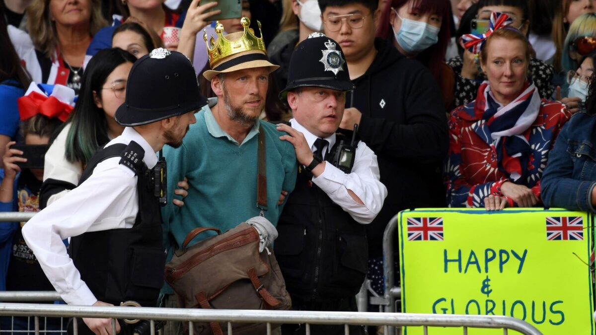 Giubileo di Platino della Regina, una protesta interrompe il Trooping the Colour