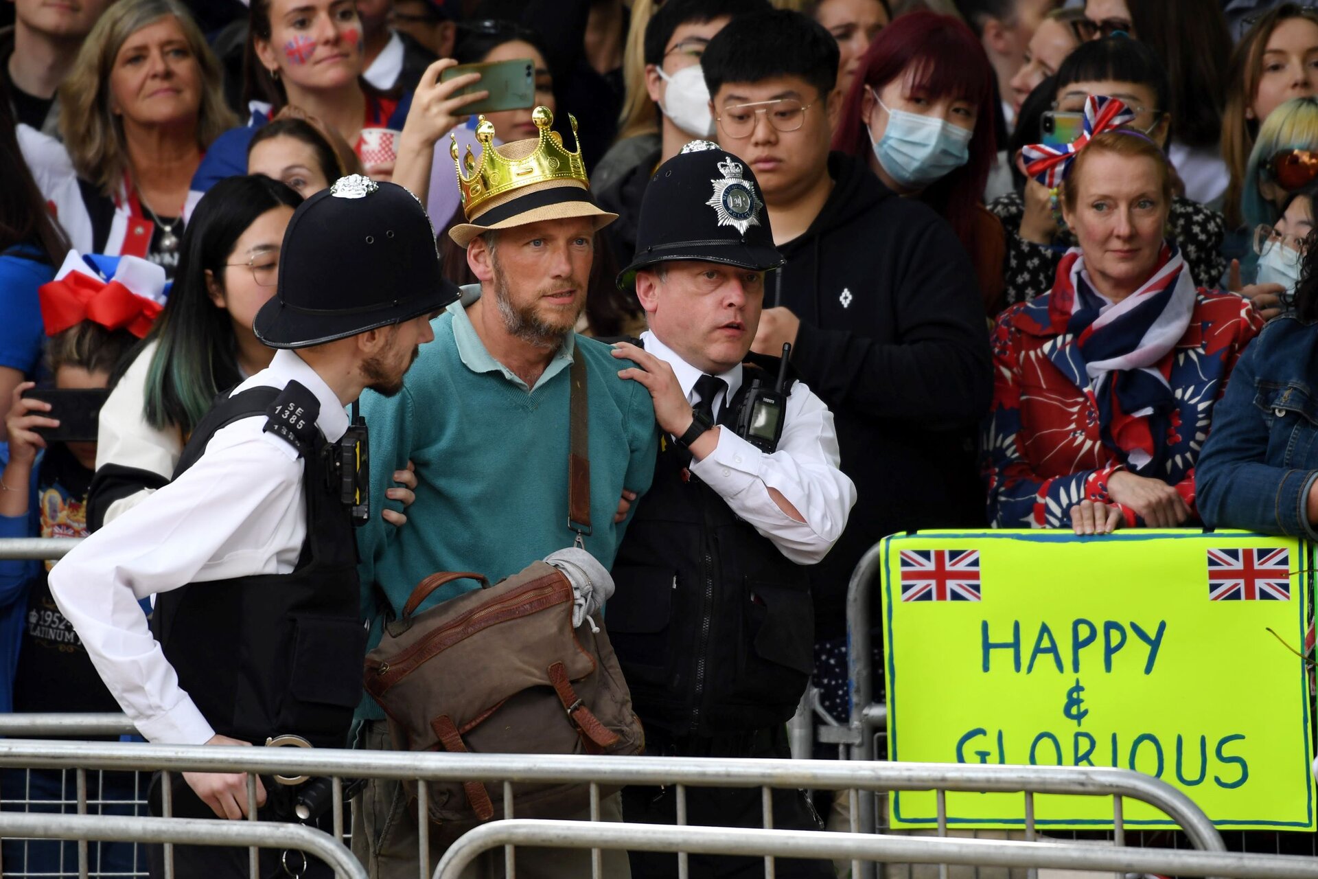 Giubileo di Platino della Regina, una protesta interrompe il Trooping the Colour