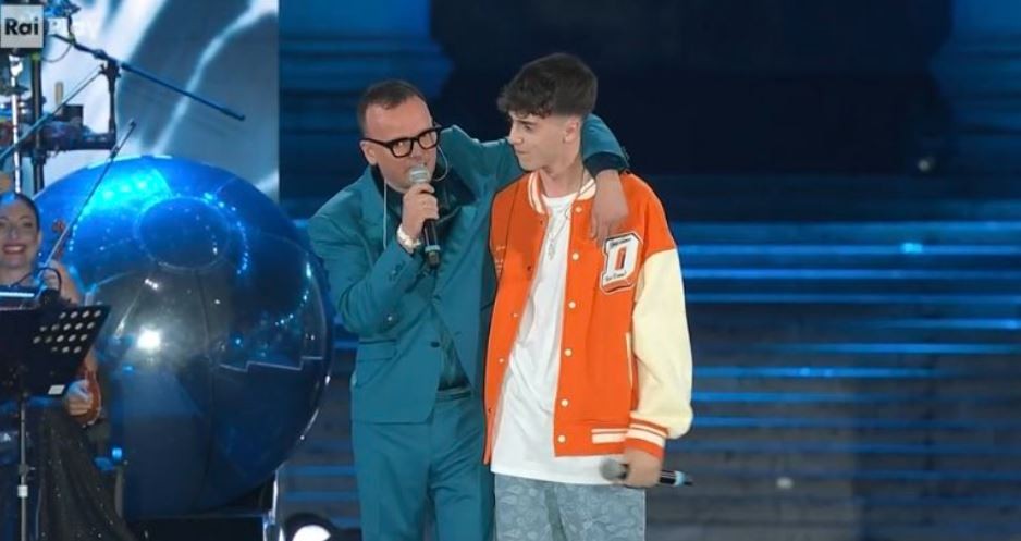Uno come te, 30 anni insieme: la festa di Gigi D’Alessio, celebrativa ma anche generosa (a 360 gradi)