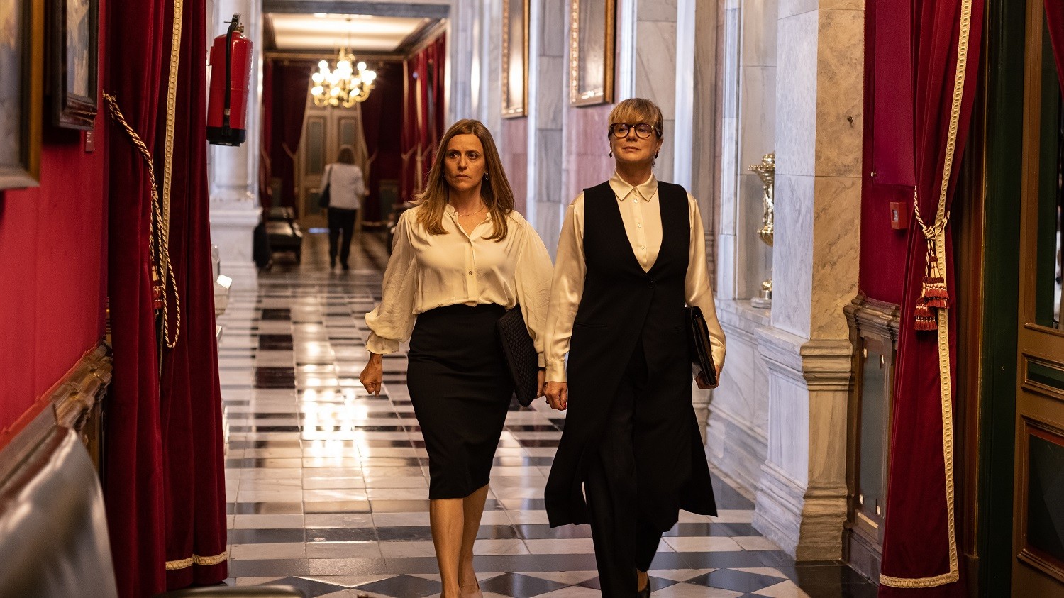 Privacy, il lato torbido dell’intimità moderna: trama, cast e recensione della serie Netflix con “Lisbona”