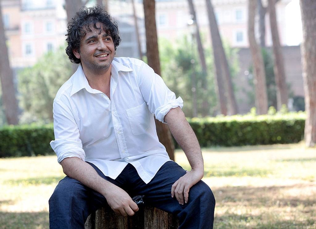 Su Rai 2 La mia ombra è tua, il film di Eugenio Cappuccio con Marco Giallini, Giuseppe Maggio, Isabella Ferrari dal romanzo di Edoardo Nesi.