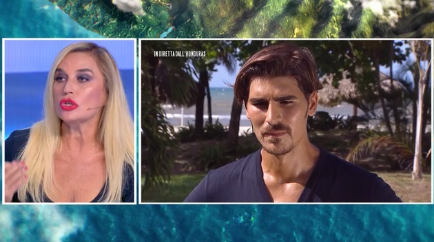 L’Isola dei Famosi 2022, Lory Del Santo lascia il fidanzato Marco Cucolo in diretta tv (video)