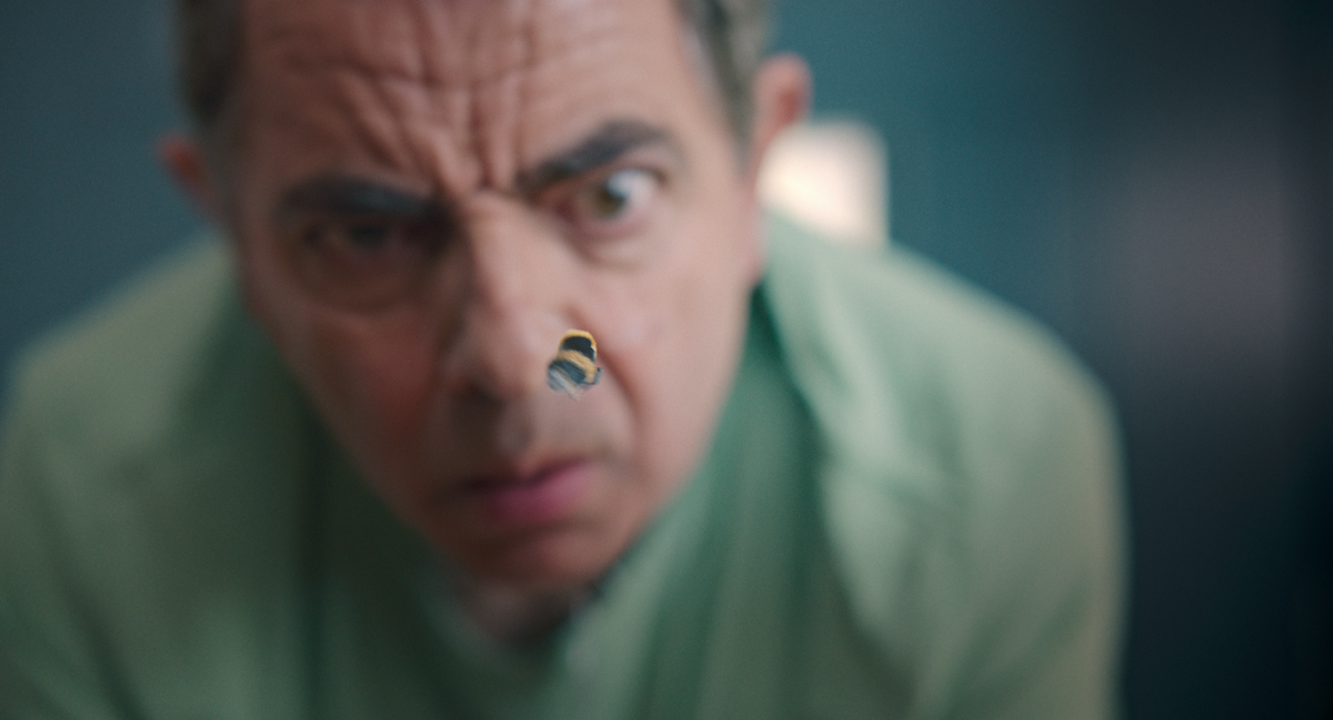 Da Mr. Bean a Mr. Bee: Rowan Atkinson è tornato alla sketch comedy con Man Vs Bee, su Netflix