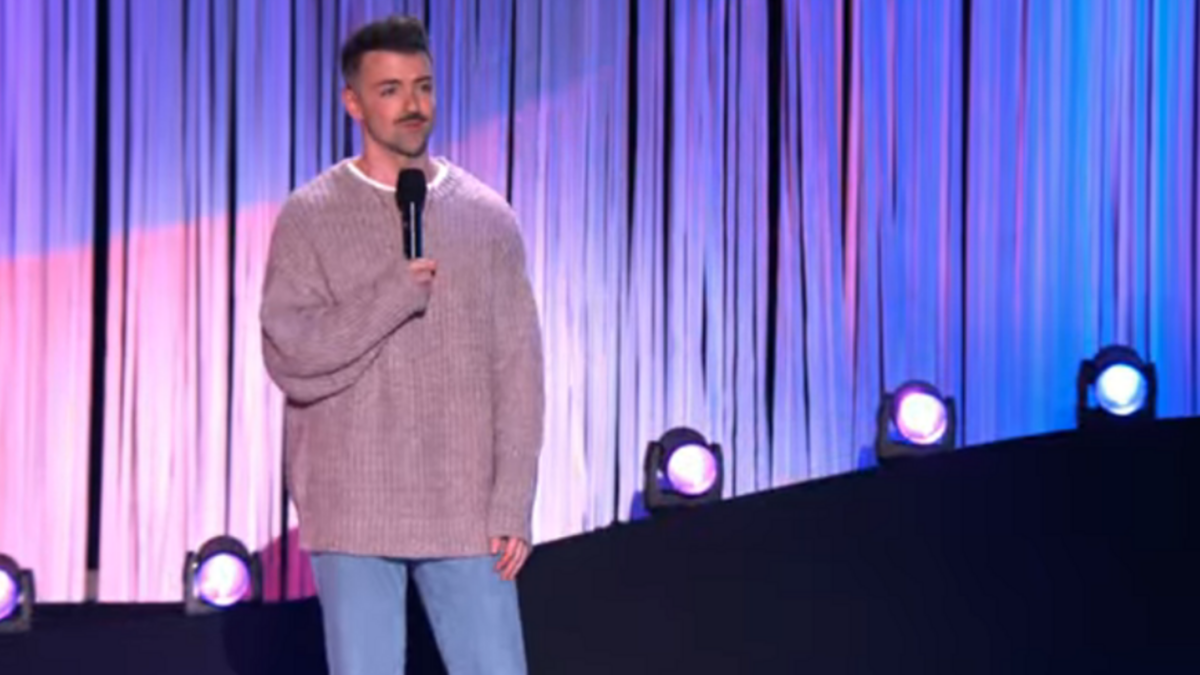 Netflix celebra il Pride Month con uno special di stand up comedy LGBTQIA+. Ma con comici così deboli si rischia il rainbow washing