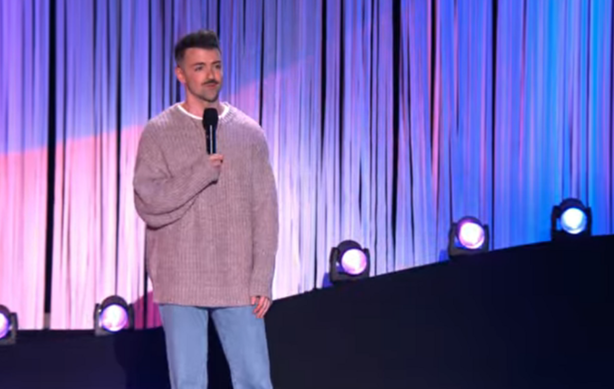 Netflix celebra il Pride Month con uno special di stand up comedy LGBTQIA+. Ma con comici così deboli si rischia il rainbow washing