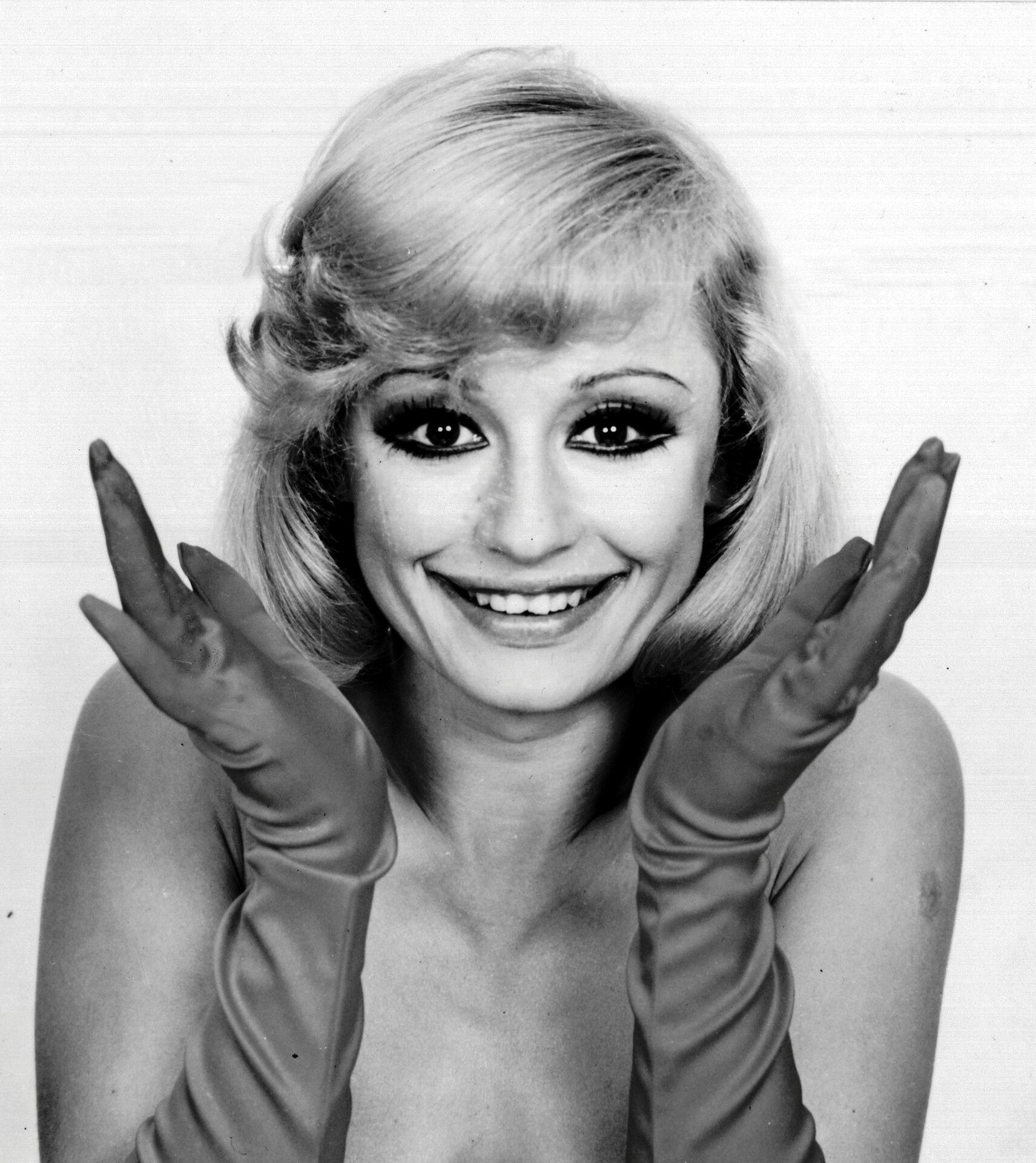 Raffaella Carrà vive nella mostra dei suoi abiti a Sanremo ed è in arrivo una grande festa su Rai1 con Fabio Fazio (Retroscena TvBlog)