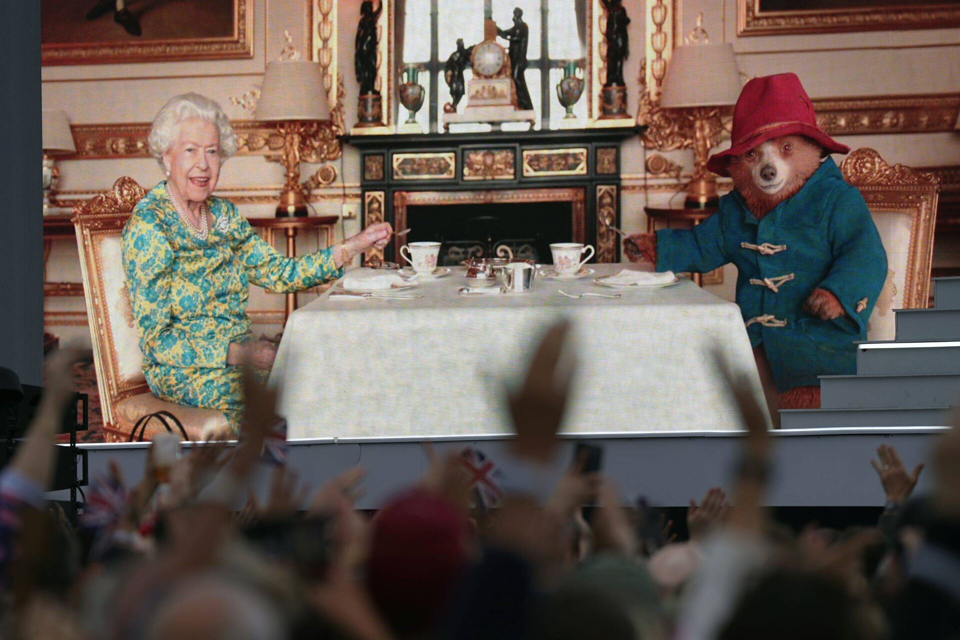 Platinum Party at the Palace, date un cavalierato al direttore artistico (anche per il thé della Regina con l’orso Paddington)