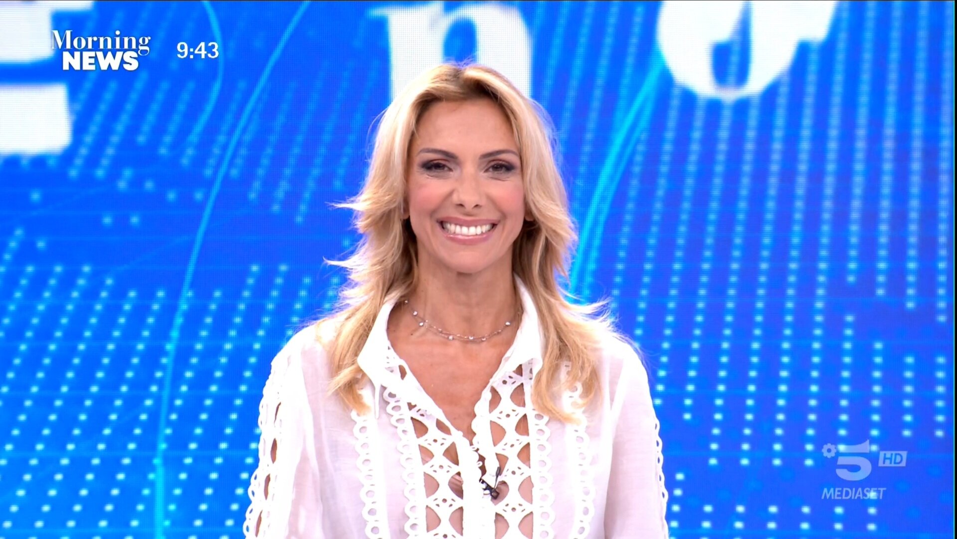 Morning News 2022, eccesso di banalità e morbosità per il debutto. Bene Simona Branchetti