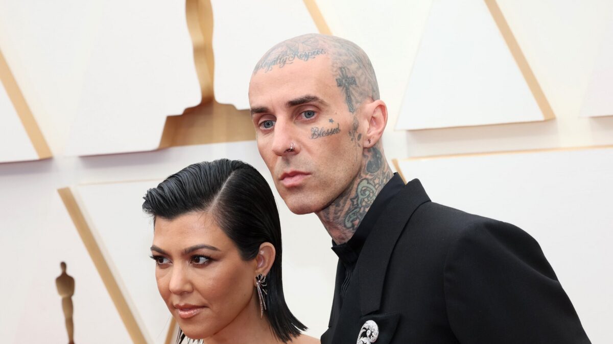 Travis Barker ricoverato in ospedale, la figlia Alabama: “Pregate per lui”