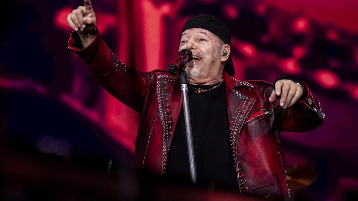 Vasco Rossi, gruppo di fan davanti alla casa del rocker: l’esemplare reazione del cantante