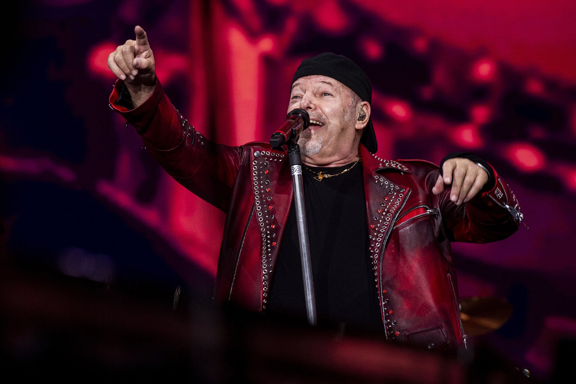 Vasco Rossi, gruppo di fan davanti alla casa del rocker: l’esemplare reazione del cantante