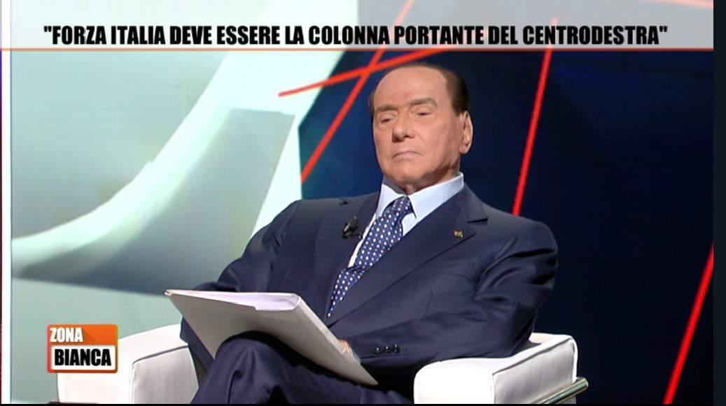 Silvio Berlusconi “in forma” a Zona Bianca, ma l’intervista di Brindisi è senza domande