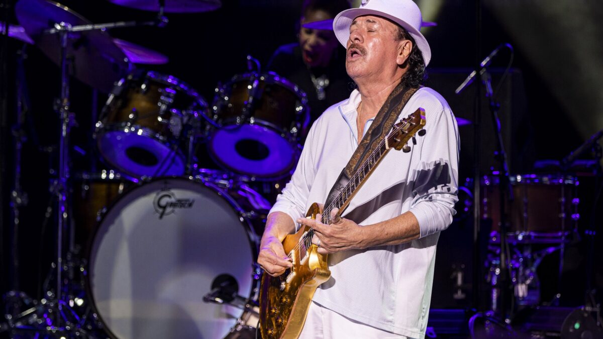 Carlos Santana, malore sul palco: il cantante sviene durante un concerto (video)