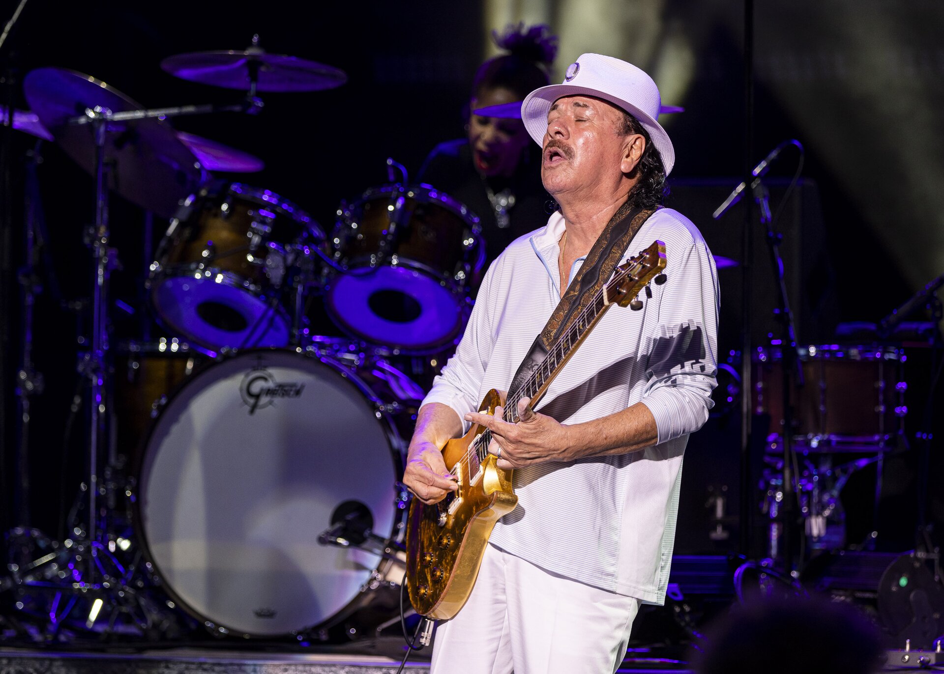 Carlos Santana, malore sul palco: il cantante sviene durante un concerto (video)