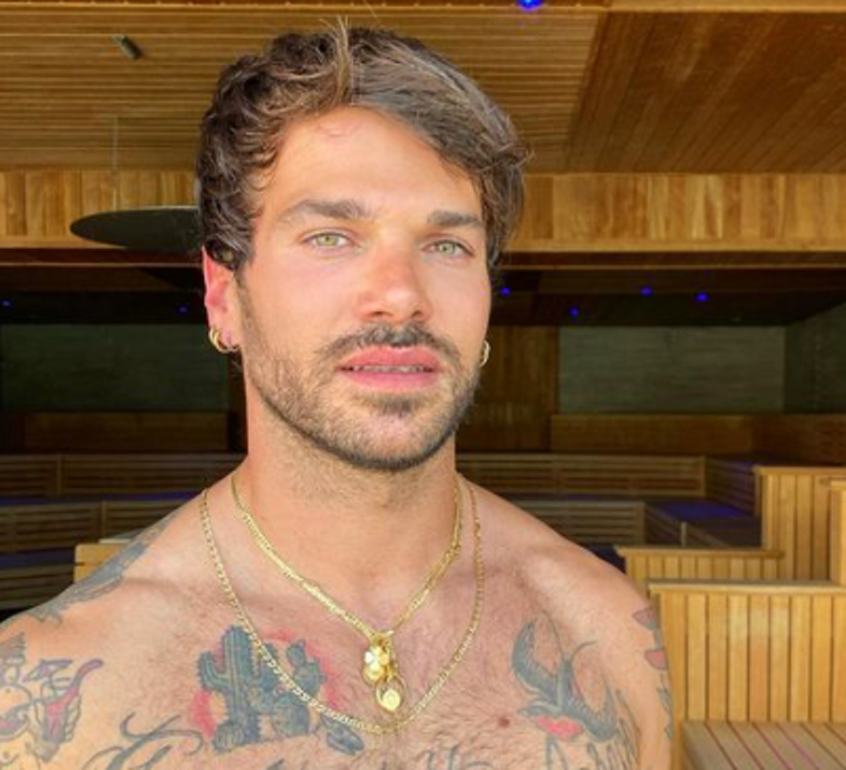 Claudio Sona, il primo tronista gay: “Nei reality show non mi vogliono, io lontano dagli stereotipi”. A quando il primo trono lesbo di Uomini e Donne?