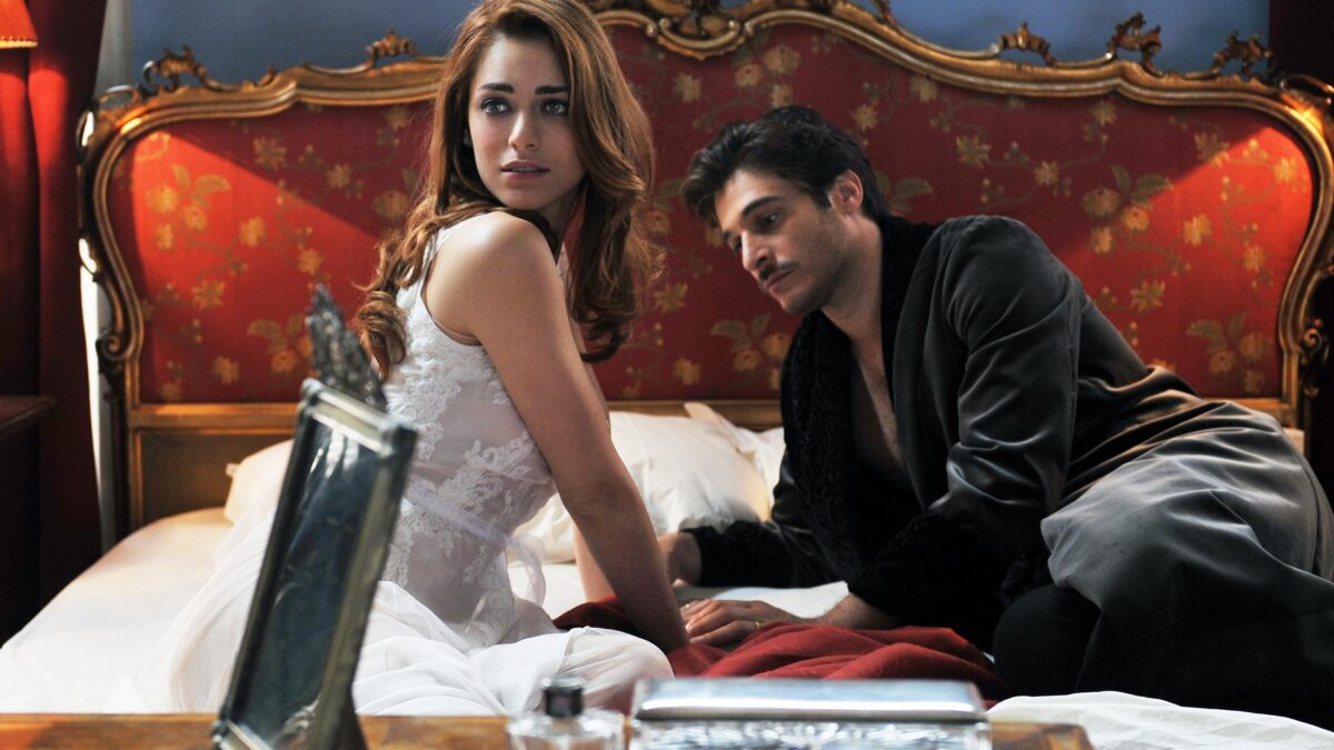 Ascolti tv domenica 7 agosto 2022: La dama velata a 2 mln supera Canale 5 e Rai 2