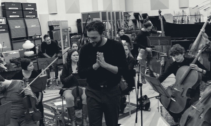 Marco Mengoni canta “Caro amore lontanissimo”, l’inedito di Sergio Endrigo