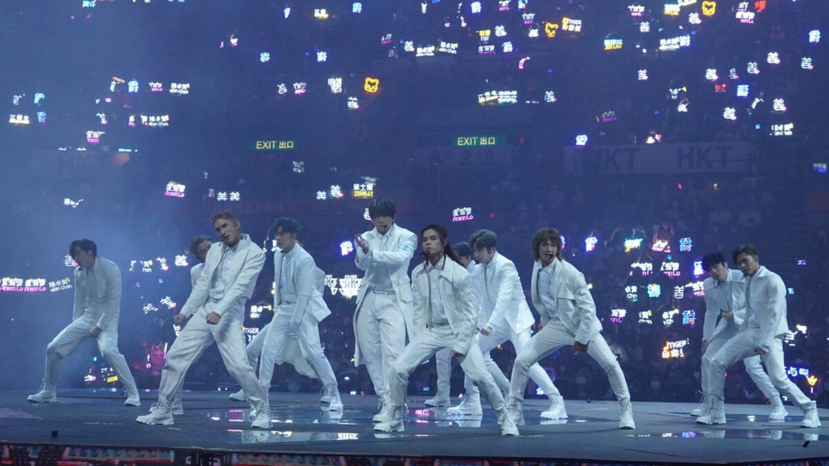 Mirror: maxi-schermo crolla sui ballerini durante un concerto della boyband di Hong Kong (Video)
