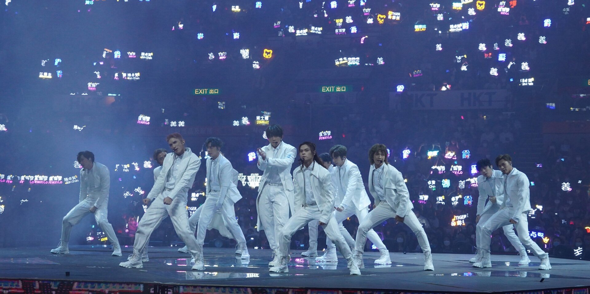 Mirror: maxi-schermo crolla sui ballerini durante un concerto della boyband di Hong Kong (Video)