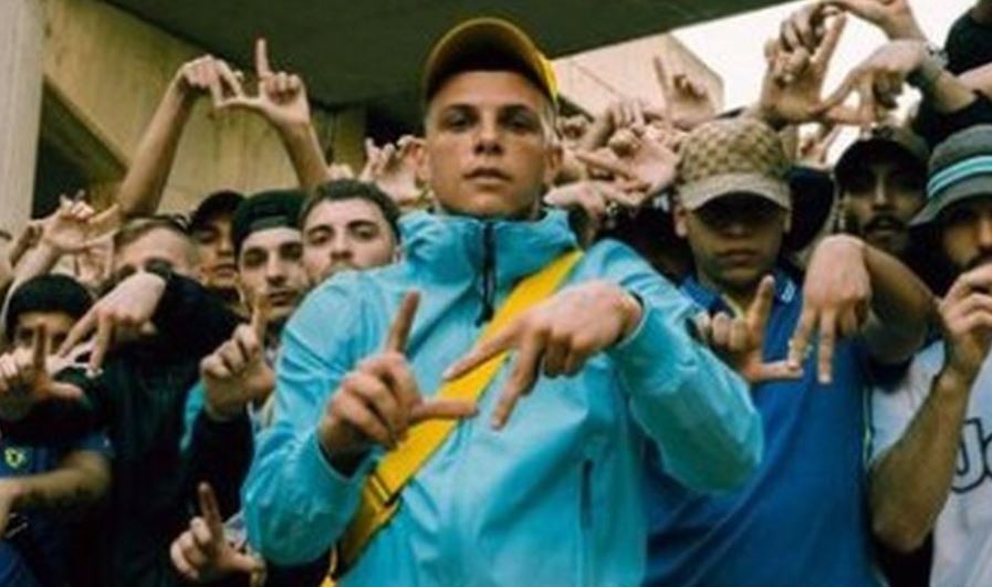 Rhove se la prende col pubblico perché è fermo, poi abbandona il concerto. E su Instagram: “Shallatevi!” (video)