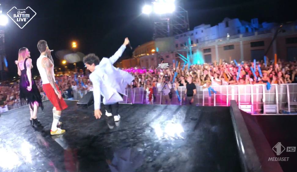 Tananai cade a Battiti Live 2022 cantando “La dolce vita” con Fedez e Mara Sattei