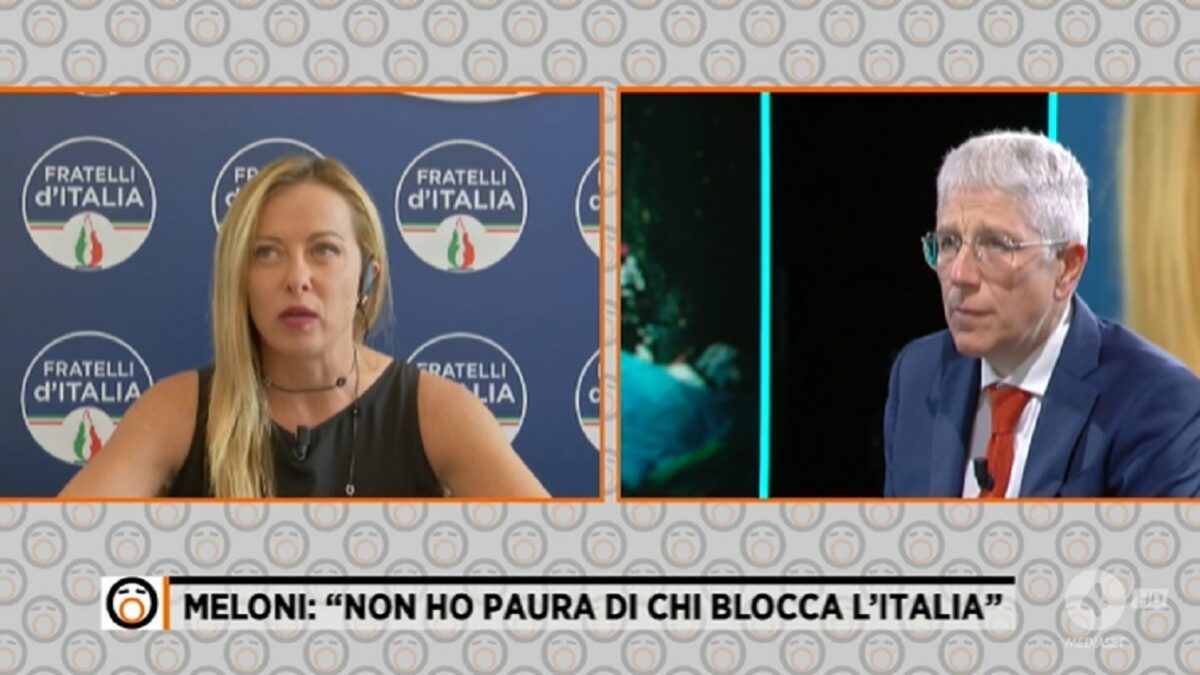 Fuori dal Coro, Mario Giordano tra temi classici (sicurezza, vaccini) e un’intervista sul velluto alla Meloni. Spicca un “Donato, sveglia”