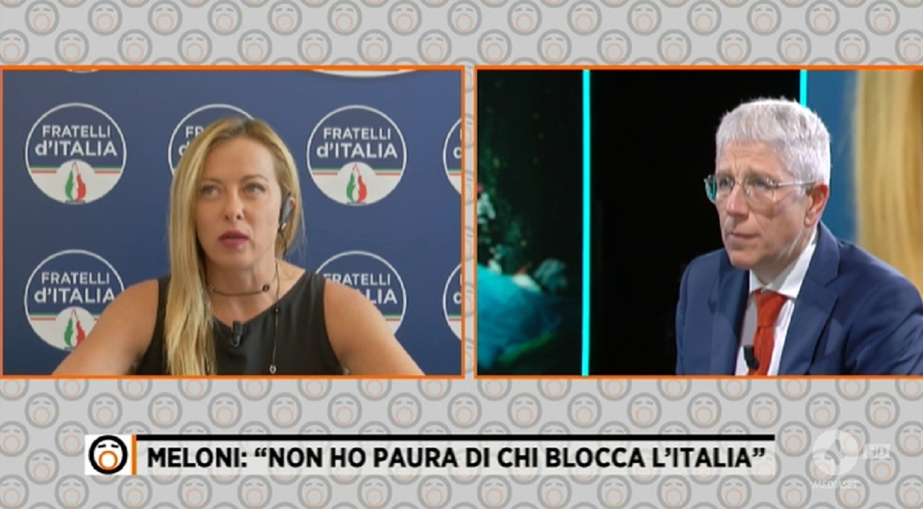 Fuori dal Coro, Mario Giordano tra temi classici (sicurezza, vaccini) e un’intervista sul velluto alla Meloni. Spicca un “Donato, sveglia”