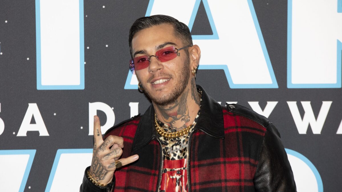 Emis Killa: “Riccione è diventata Marsiglia, dopo le 18 paura a farti una passeggiata sul lungomare”. La replica