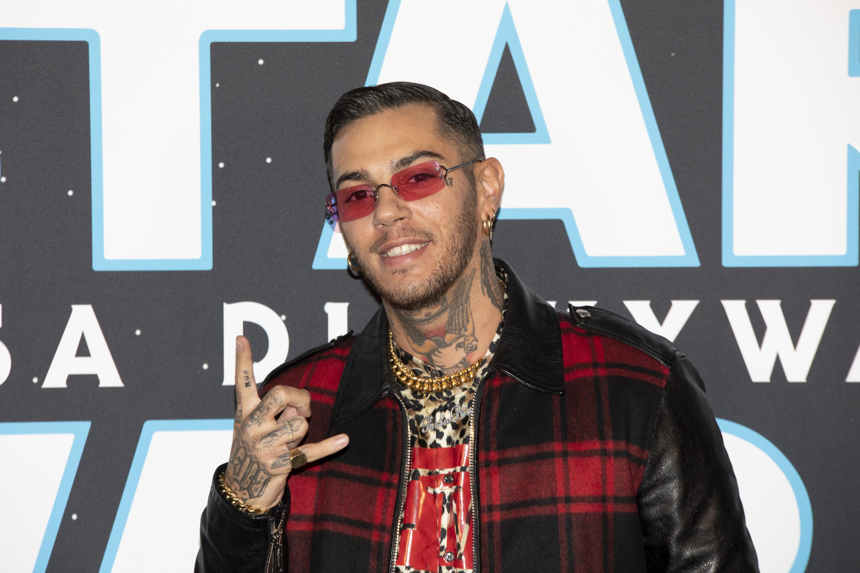 Emis Killa: “Riccione è diventata Marsiglia, dopo le 18 paura a farti una passeggiata sul lungomare”. La replica