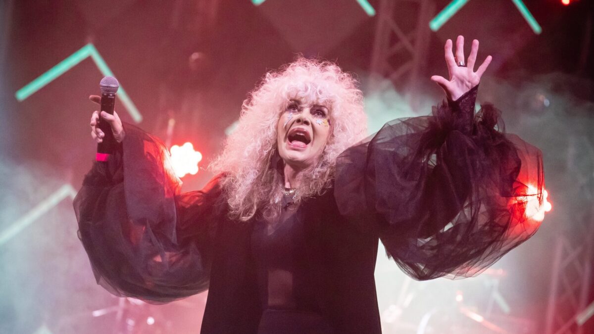 Donatella Rettore: “Sono positiva al Covid e con sintomi, sto male, spero di farcela”