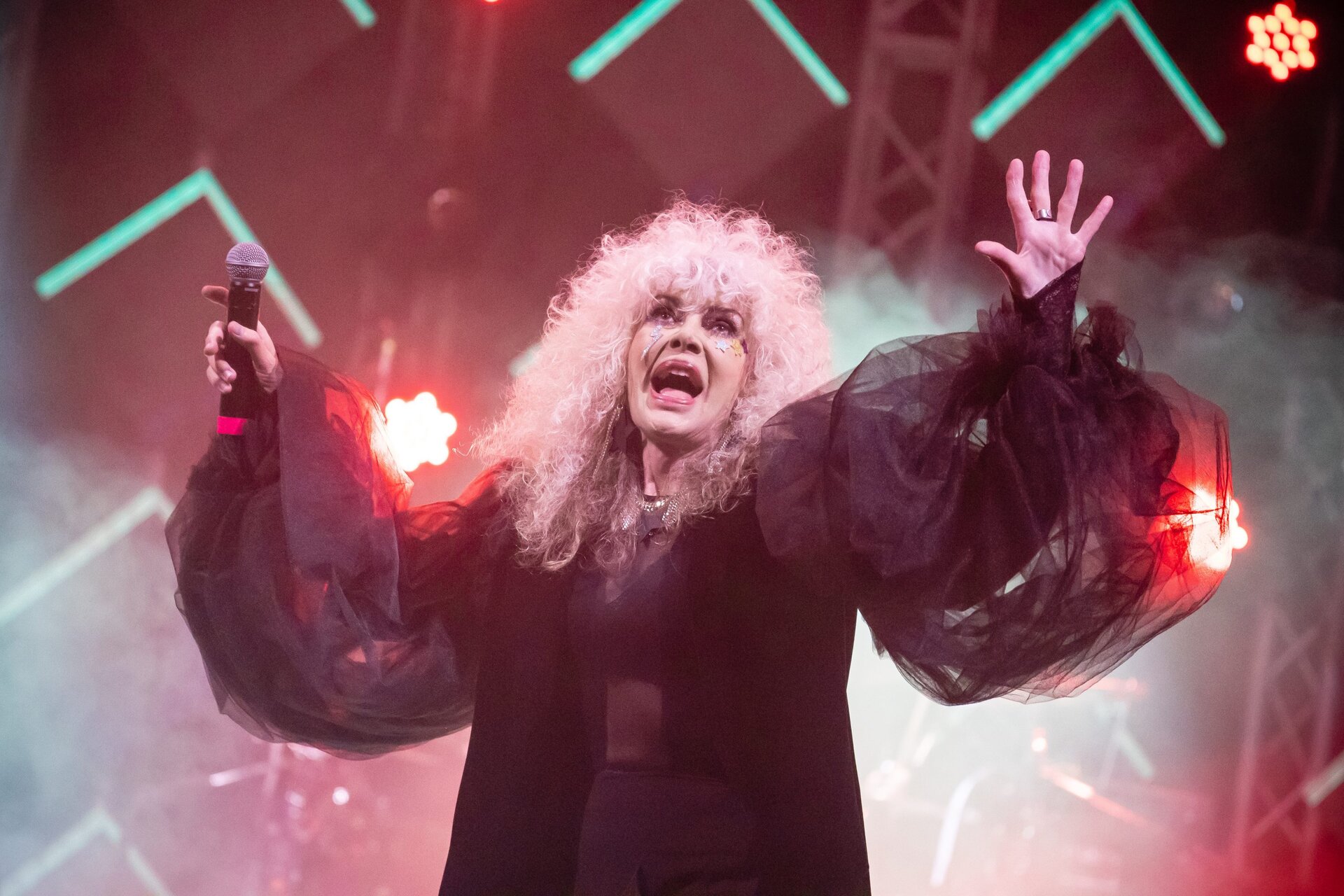 Donatella Rettore: “Sono positiva al Covid e con sintomi, sto male, spero di farcela”