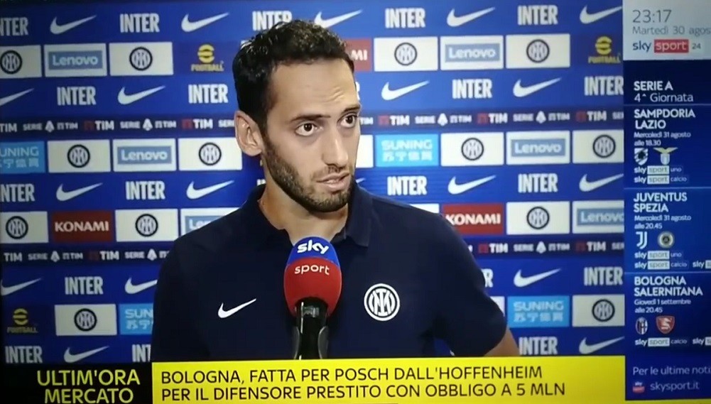 Sky, Çalhanoğlu scopre in diretta dell’addio di Gosens: “Va via?” (Video)