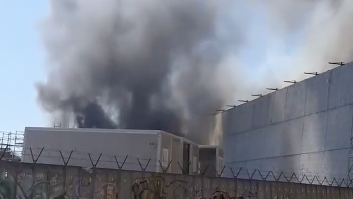 L’incendio a Cinecittà è stato domato: bruciato un set (intatta la casa del Grande Fratello Vip)