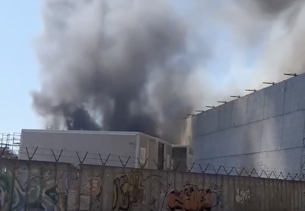 L’incendio a Cinecittà è stato domato: bruciato un set (intatta la casa del Grande Fratello Vip)