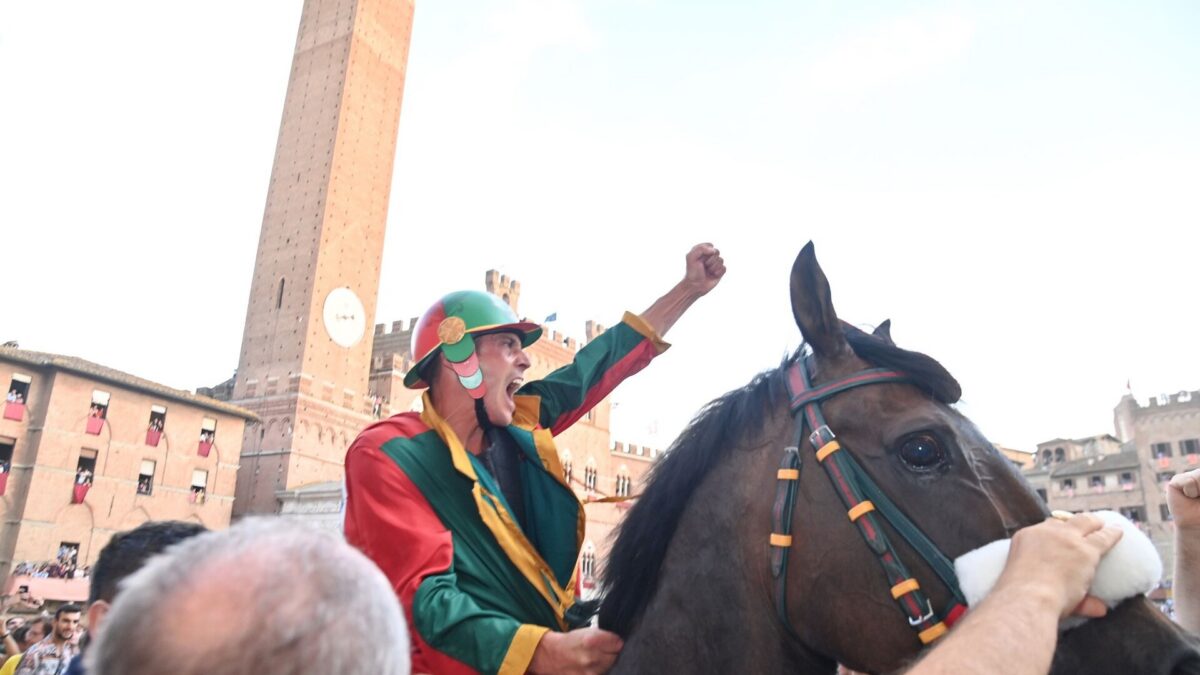 Palio di Siena, rimandato al 17 agosto per maltempo: come seguirlo in diretta