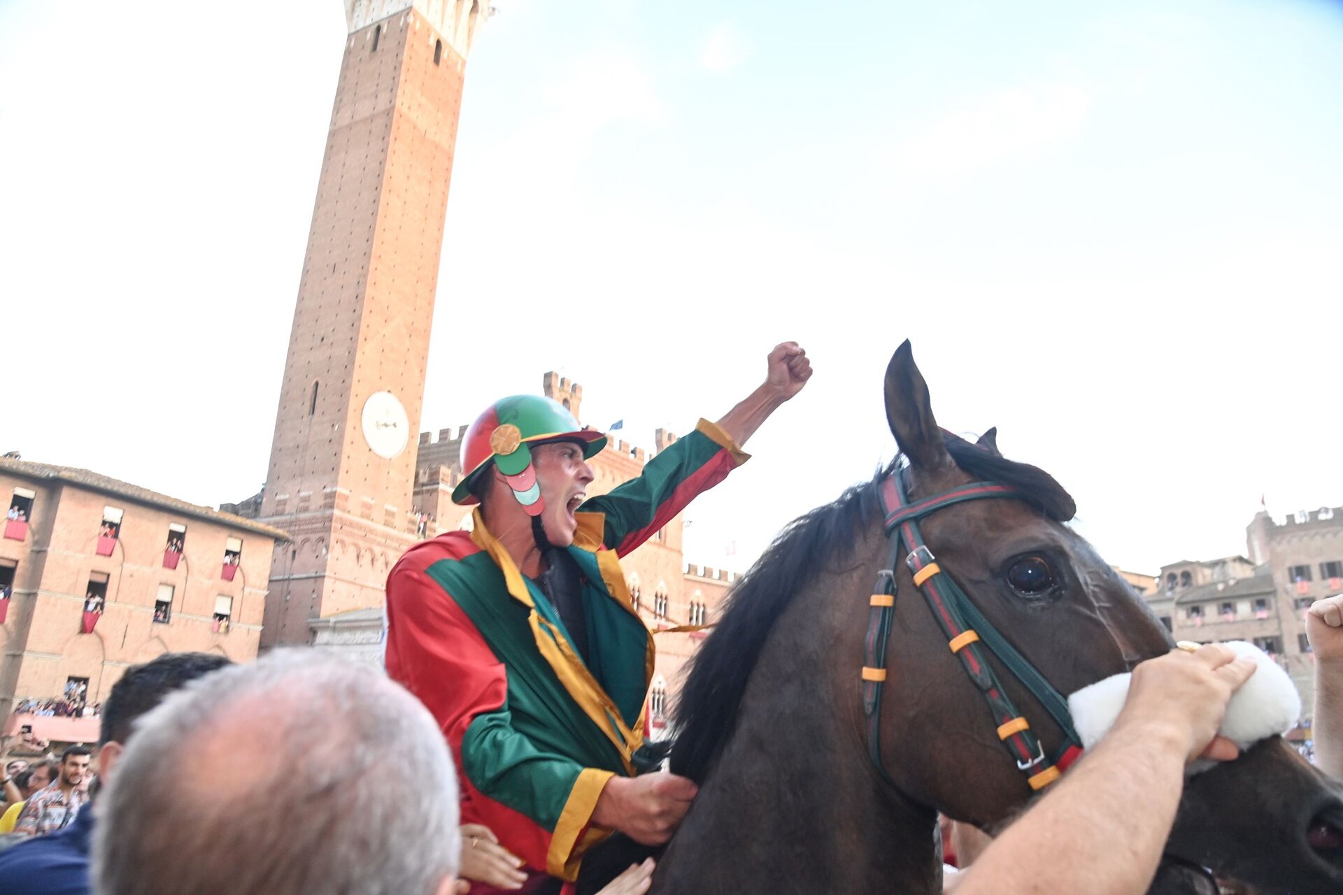 Palio di Siena, rimandato al 17 agosto per maltempo: come seguirlo in diretta