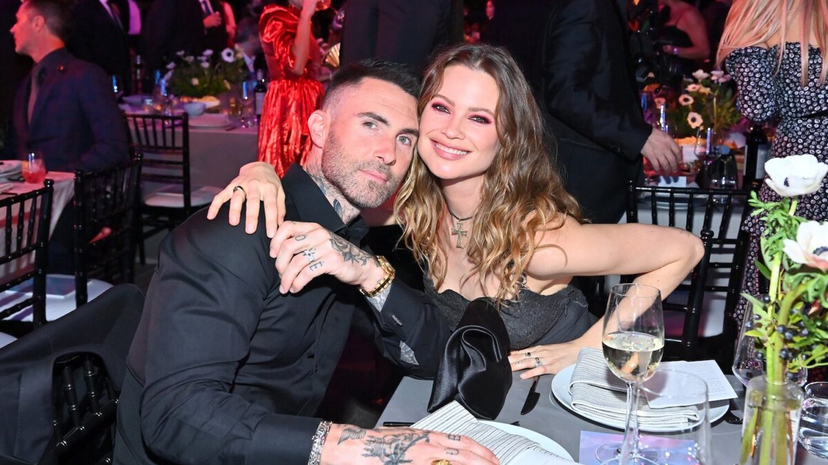 Adam Levine ha tradito la moglie Behati Prinsloo? Le dichiarazioni della modella Sumner Stroh e la replica del cantante