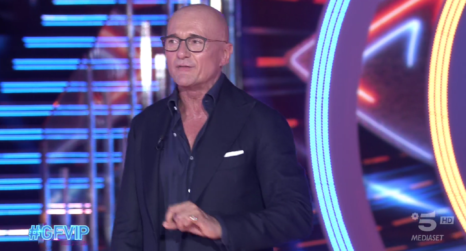 Grande Fratello Vip 2022-2023 puntata 2 gennaio: Wilma Goich eliminata ma rientra con il biglietto di ritorno. Patrizia Rossetti si ritira. Al televoto Oriana, Davide e Dana