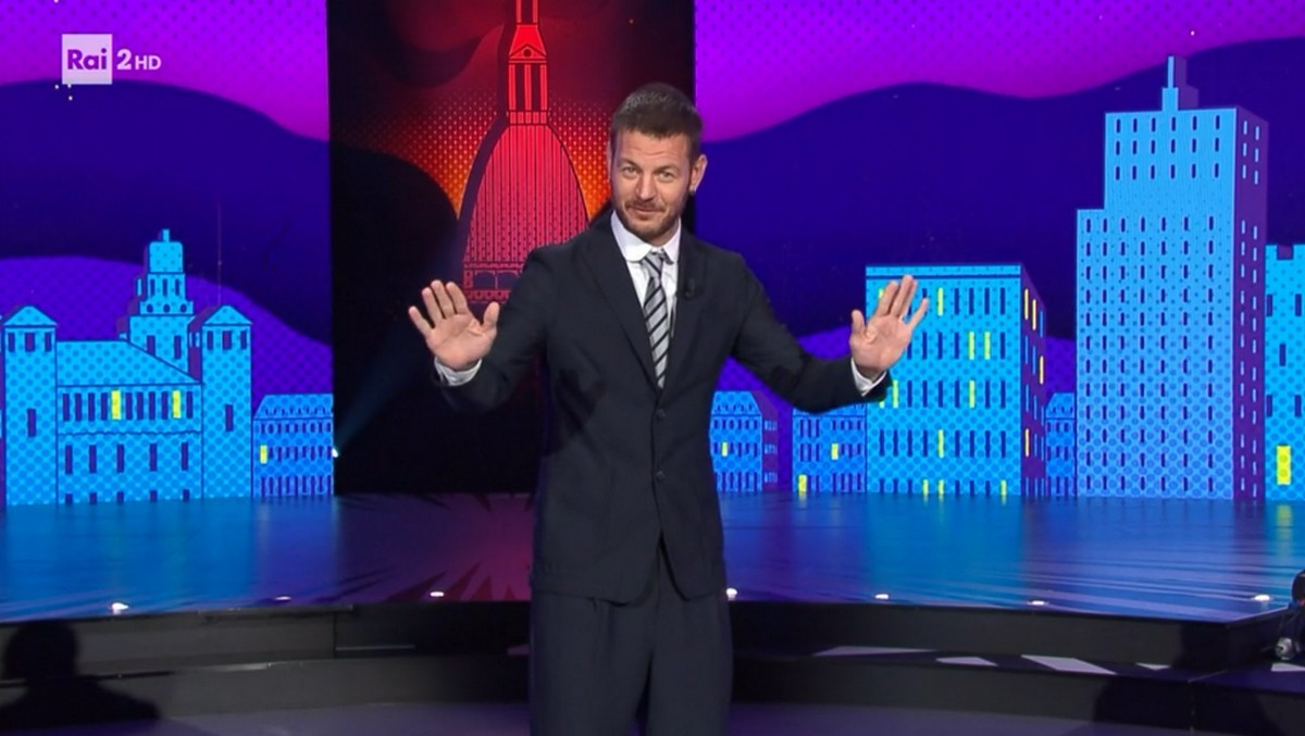 Stasera c’è Cattelan su Rai2 conquista il prime time della domenica? (Retroscena TvBlog)