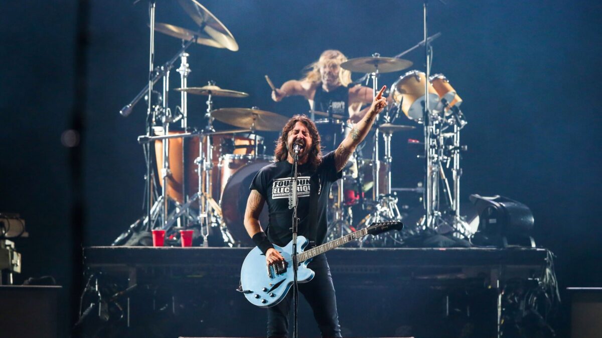 Foo Fighters, nel concerto per Taylor Hawkins il figlio Shane suona la batteria