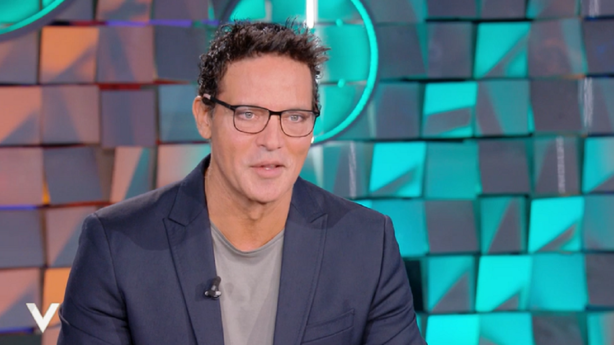 Gabriel Garko a Verissimo: “Inventarsi una storia d’amore? Lo si è sempre fatto, a prescindere dall’orientamento sessuale. Un figlio? La società di oggi non mi piace”