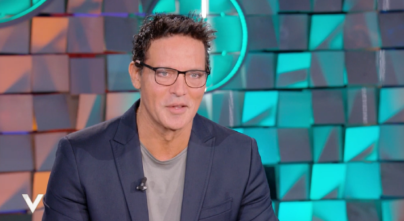 Gabriel Garko a Verissimo: “Inventarsi una storia d’amore? Lo si è sempre fatto, a prescindere dall’orientamento sessuale. Un figlio? La società di oggi non mi piace”