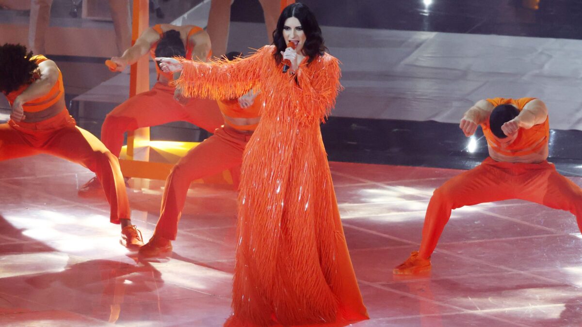 Laura Pausini si rifiuta di cantare “Bella ciao” in tv: scoppia la polemica e la cantante replica su Twitter (video)